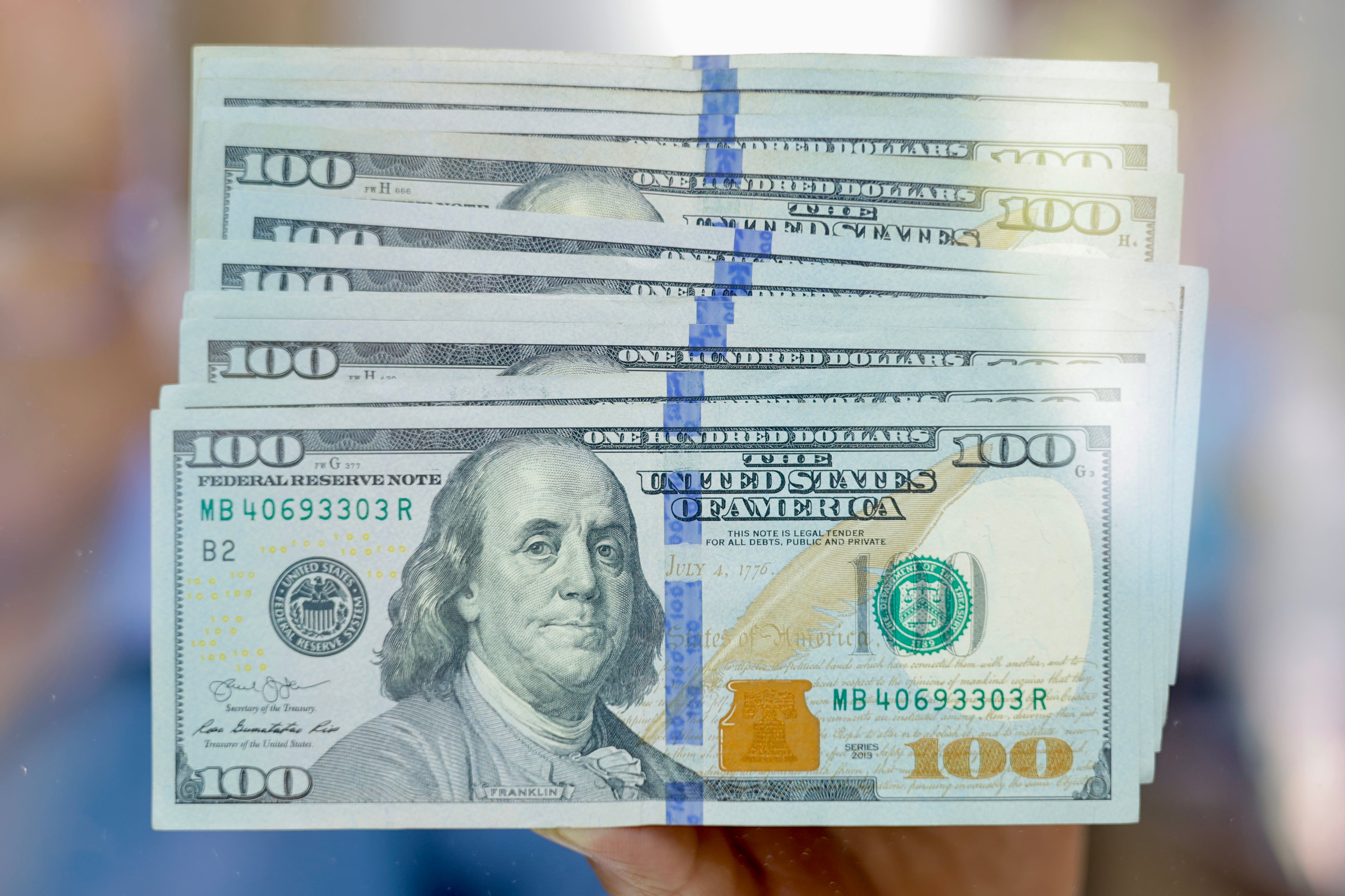 Dólar extiende su alza y se ubica en nuevos máximos en cerca de un año