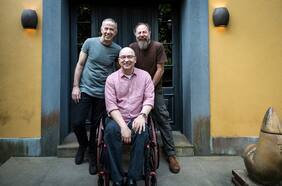 Os Paralamas aterriza en Chile para festejar sus 40 años: “Tuvimos la suerte de hacer amistad con Los Prisioneros”