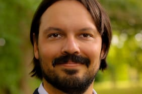 Steven D. Shaw, experto en IA: “La rendición cognitiva por la inteligencia artificial está ocurriendo”