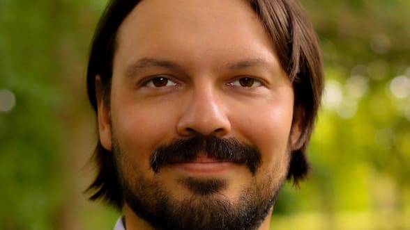 Steven D. Shaw, experto en IA: “La rendición cognitiva por la inteligencia artificial está ocurriendo”