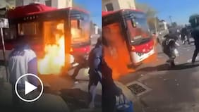 Así fue el momento en que encapuchados quemaron bus RED en Estación Central