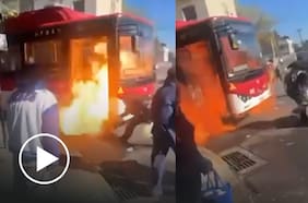 Así fue el momento en que encapuchados quemaron bus RED en Estación Central