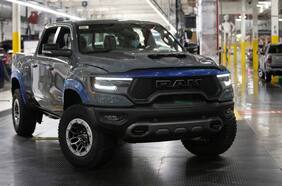 La Ram 1500 TRX ya está saliendo de la planta de Michigan y la unidad 001 irá a remate en ayuda de obras benéficas