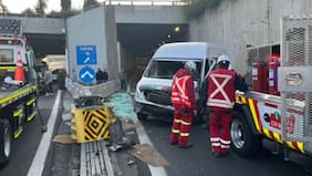 Choque de van con 17 trabajadores se supermercado en Costanera Norte: ocupantes presentaron lesiones