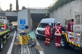 Choque de van con 17 trabajadores de supermercado en Costanera Norte: al menos cuatro ocupantes resultaron lesionados
