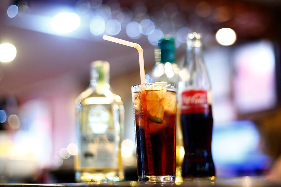 ¿Con negra o blanca? Así prefieren preparar la piscola los chilenos, según una encuesta