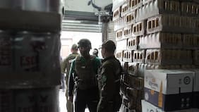 Clausuran bodega clandestina en Independencia y decomisan 47 mil botellas y latas de alcohol en operativo previo al 18