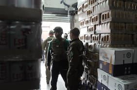 Clausuran bodega clandestina en Independencia y decomisan 47 mil botellas y latas de alcohol en operativo previo al 18