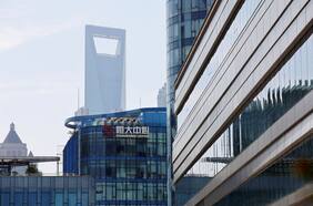 Acciones de Evergrande se desploman tras arresto domiciliario del presidente de la inmobiliaria