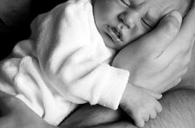 Ley de posnatal parental cumple una década y solo 0,23% de hombres lo ha usado: ¿Por qué los padres no se involucran en cuidado de sus hijos recién nacidos?