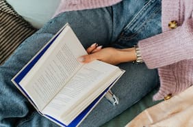 ¿Leen poco los chilenos? Esto revela un último estudio en el Día del Libro