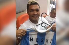 “Nadie se ganó la rifa, gracias por ayudar”: acusan a Teófilo Gutiérrez de estafa tras sortear una camiseta autografiada por Lionel Messi