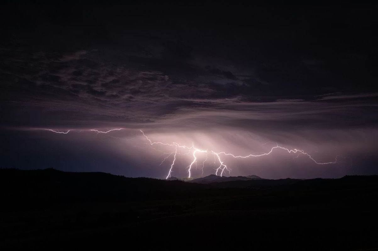 DMC emite aviso por probables tormentas eléctricas para La Araucanía, Los Ríos y Los Lagos