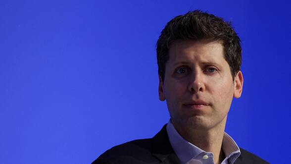 Sam Altman, el fundador de OpenAI, pide un marco federal de seguridad para la IA y se distancia de Trump