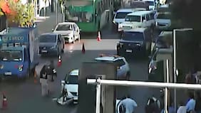 Intento de fuga durante control vehicular en operativo por narcotráfico termina con sujeto herido a bala en Santiago centro