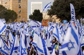 Miles de israelíes protestan contra reforma judicial de Netanyahu