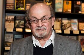 El lento renacer de Salman Rushdie tras su brutal atentado