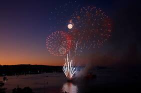 Alcaldesas de Viña del Mar y Valparaíso confirman show de fuegos artificiales pese a intensas marejadas