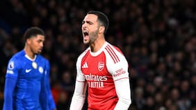 Arsenal rescata un empate en su visita a Chelsea para seguir como líder solitario de la Premier League