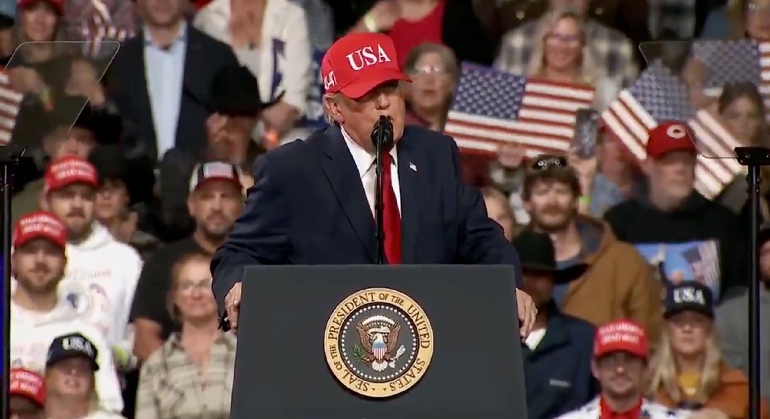 El presidente de Estados Unidos, Donald Trump, en el mitin de campaña celebrado en el estado de Arizona. Captura de pantalla.