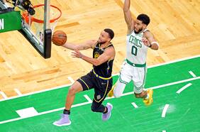NBA: Stephen Curry da espectáculo y Golden State Warriors supera a Boston para dejar la serie 2-2