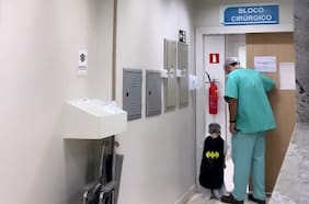 Este médico brasileño disfraza a los niños antes de sus cirugías