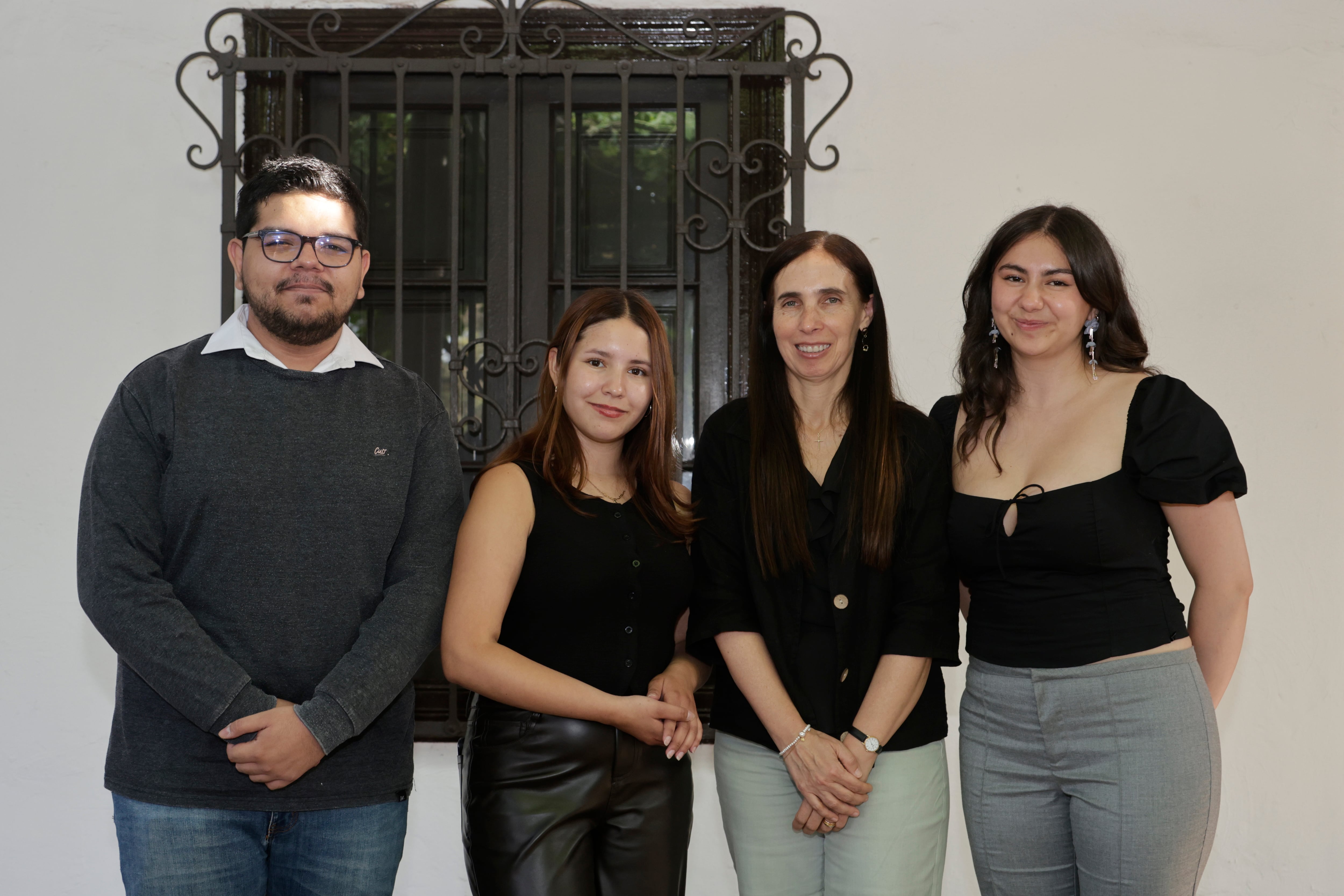 Bob Cortés y Nicol Rivas, estudiantes becados, junto a Ana María Pavez, prorrectora, y Josefa Reyes, estudiante becada, todos de UNAB.