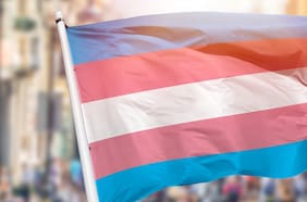 “Vergonzoso” y “perversión política”: Experto critica informe que sugiere suspender acompañamiento a menores trans