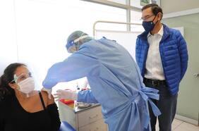“Tomé la decisión valiente de sumarme a los 12 mil voluntarios”: Vizcarra reconoce que recibió vacuna de ensayo siendo mandatario y desata polémica en Perú