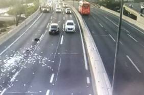 Antisociales roban cerca de $10 millones de local comercial en Pudahuel: botaron bolsos con el dinero durante persecución en la Autopista Costanera Norte