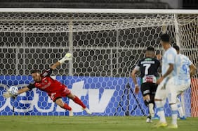 Sebastián Pérez le ataja tres penales a Gremio en la Copa Sudamericana