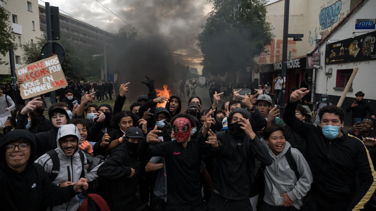 Estudiantes endurecen los bloqueos en Francia: rocían con gasolina al director de una escuela
