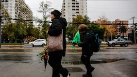 Lluvias marcan el inicio de semana en la zona central: chubascos débiles, frío y señales de un otoño incierto