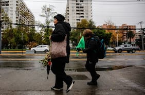 Lluvias marcan el inicio de semana en la zona central: chubascos débiles, frío y señales de un otoño incierto