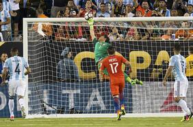 La única vez que Claudio Bravo lloró defendiendo a la Roja