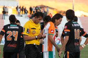 No solo le pasó a Sao Paulo: la historia del rival paraguayo de Cobresal que visitó Chile y terminó con tres expulsados