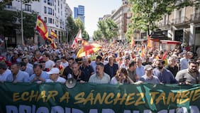 Marcha apoyada por partidos de derecha pide la renuncia del presidente Pedro Sánchez en Madrid y lo llaman “corrupto”