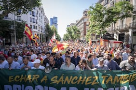 Marcha apoyada por partidos de derecha pide la renuncia del presidente Pedro Sánchez en Madrid y lo llaman “corrupto”