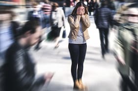 Qué es la ansiedad social, cómo enfrentarla y cuáles son sus consecuencias en la calidad de vida