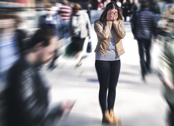 Qué es la ansiedad social y cuáles son sus efectos - La Tercera