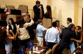 Abrazos y condolencias: La travesía por el desierto que iniciaron los diputados que dejan el Congreso