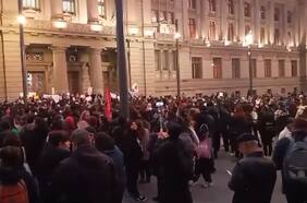 Realizan manifestación frente a tribunales contra Eduardo Macaya y demandan la renuncia al Senado de su hijo Javier Macaya