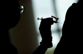 El mundo está ansioso de vacunas ARNm Covid como la de Pfizer, pero faltan componentes vitales, lo que está retrasando la producción mundial