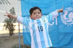 Niño afgano que se hizo viral con la camiseta de Messi pide ayuda: “Por favor, sálvenme de esta situación”