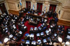 Senado de Argentina aprueba “reforma estrella” de Milei en medio de violentas protestas sociales