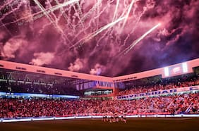 20 mil hinchas, show de luces y lienzos: los detalles de la multitudinaria inauguración del Claro Arena