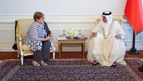 Bachelet se reúne con canciller de Bahréin en medio de su despliegue internacional por la ONU