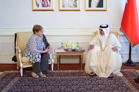 Bachelet se reúne con canciller de Bahréin en medio de su despliegue internacional por la ONU