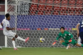 El insólito cambio de arqueros en Japón para intentar evitar que Francia anotara el penal que les dio la clasificación