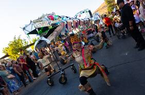 Teatro a Mil 2024: tres impresionantes pasacalles para ver gratis en el festival